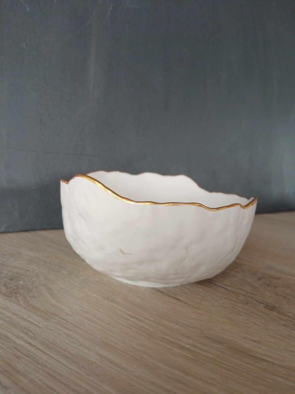 Amore Creative Collections - Decorative Ceramic Bowls Jesmonite Ostrich Egg Ridges Asymmetrical White Gold Amore Creative Collections - Decorative Ceramic Bowls Jesmonite Ostrich Egg Ridges Asymmetrical White Gold